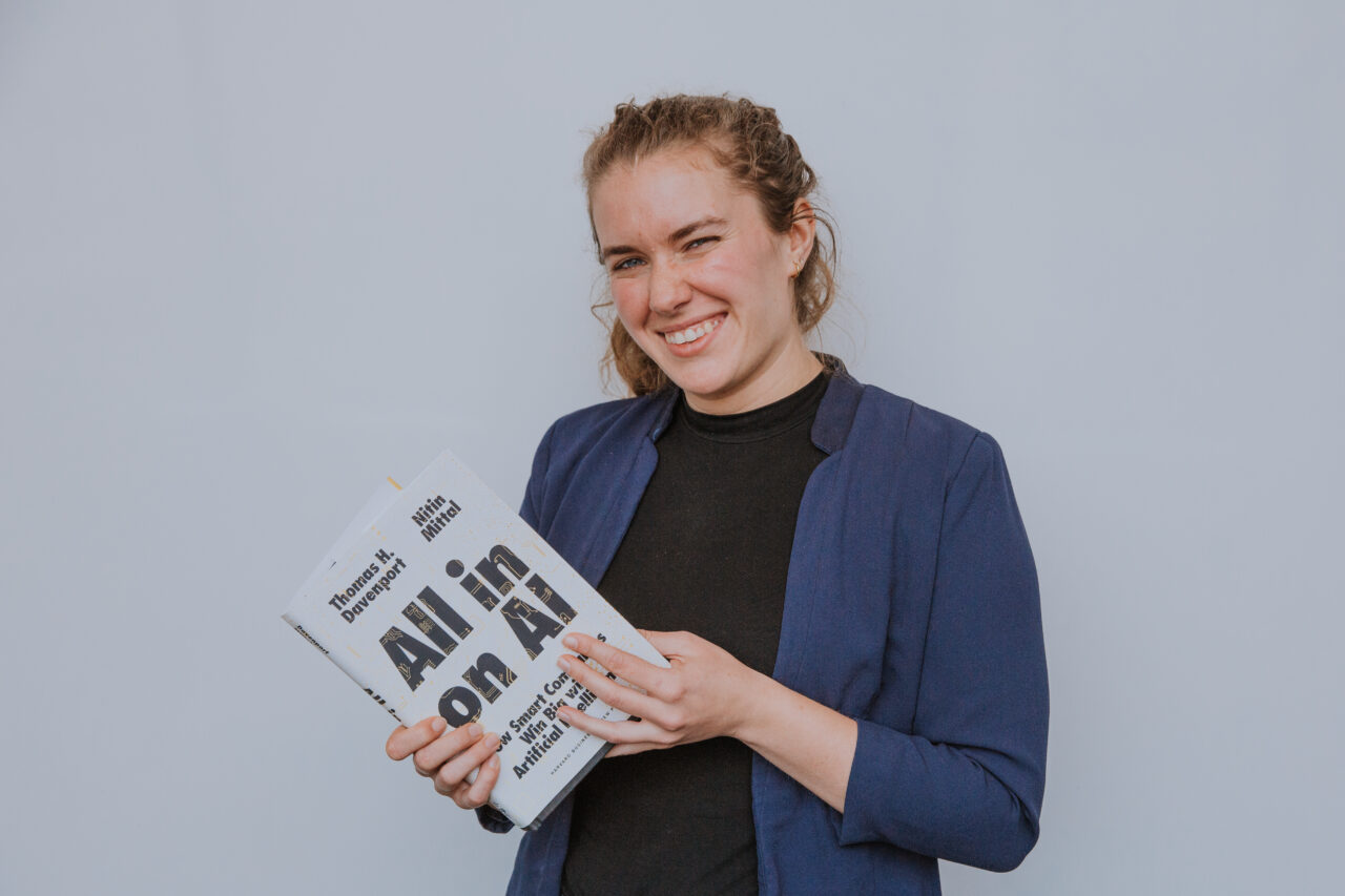 Silke Brusselmans holding a book about AI